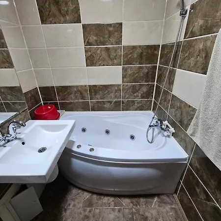 3 Living, 2 Bai, Modern Apartment *