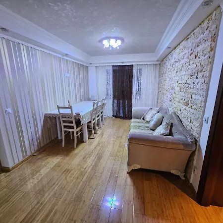 3 Living, 2 Bai, Modern Apartment *