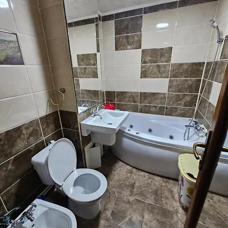 3 Living, 2 Bai, Modern Apartment